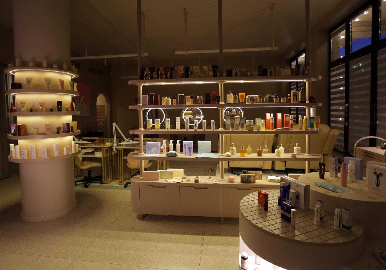 Evening ambiance of LALIQ retail hall with halo mirrors and product displays